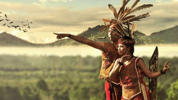 Sepasang anak muda Suku Dayak