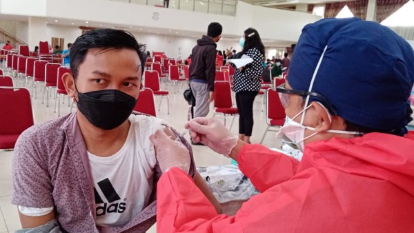 Ilustrasi, salah seorang warga sedang disuntik vaksin.-1635163242