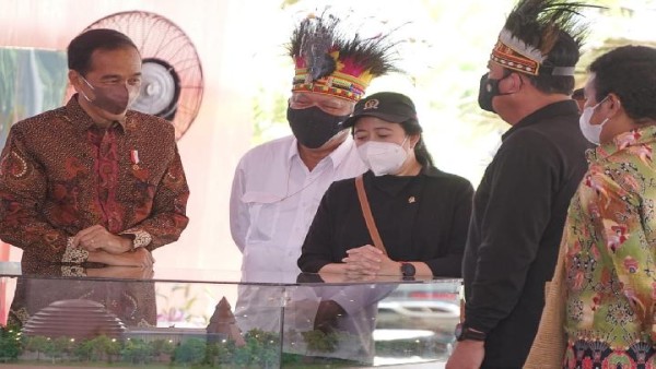 Ketua DPR RI Puan Maharani (tengah) bersama Presiden Joko Widodo dalam kunjungan kerja ke Papua-1633180377
