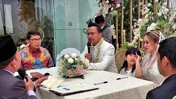 Cupi Cupita dan Bintang Bagus saat akad nikah (net)-1637371787