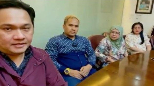 Saipul Jamil bersama Pengacara Farhat Abbas. (net)-1636359213