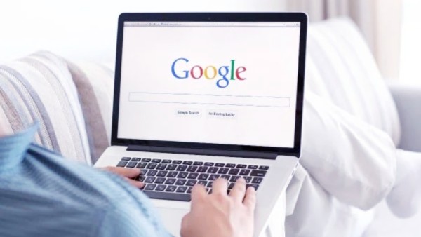 Orang sedang membuka Google. (net)-1639062800