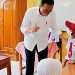 Jokowi tampak berbincang dengan salalh satu siswa peserta vaksinasi anak di SDN 3 Nglinduk Grobogan-1641543948
