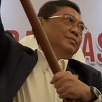 GM Utut Adianto (kiri) mengibarkan pataka PB Percasi usai terpilih kembali sebagai Ketum PB Percasi periode 2022-2026-1645881957