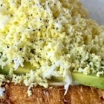 Roti panggang dengan topping parutan telur rebus tengah tren. (net)-1644973265