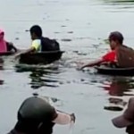 Tiga siswa SD naik baskom ke sekolah di Kabupaten HST Kalsel-1648296807