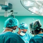 Ilustrasi tim medis sedang melakukan operasi-1655898490