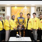 Ketua MPR RI, Bambang Soesatyo (tengah) bersama para mahasiswa magister ilmu hukum yang tergabung dalam Ikatan Mahasiswa Magister Hukum Universitas Indonesia (IMMH UI)-1665636961