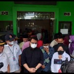 Wakil Ketua MPR Ahmad Basarah dan Mensos Tri Rismaharini akziah kerumah duka keluarga korban Kanjuruhan-1664859057