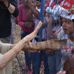 Angelina Jolie menghibur para pengungsi/ist-1671277396