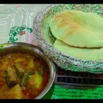Saloona, hidangan sejenis gulai khas Qatar yang disajikan bersama roti pipih pita. (ANTARA/Gilang Galiartha)-1670906106