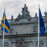 Arsip - Bendera Swedia dan Uni Eropa terlihat di depan gedung parlemen Swedia. (Xinhua)-1674438583
