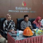 Bawaslu Sulbar serahkan kendaraan operasional untuk Bawaslu kabupaten-1675128130