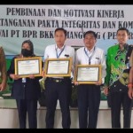 Beberapa kepala cabang PT BKK BPR Temanggung berprestasi menerima penghargaan. ANTARA/Heru Suyitno-1674028730