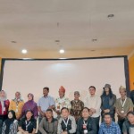 Bupati Belitung, Sahani Saleh berfoto bersama sutradara dan pemeran dalam film lokal berjudul "Ngendere" (ANTARA/Kasmono)-1673237501