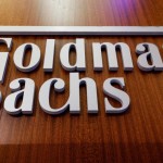 Foto Dokumen: Logo perusahaan Goldman Sachs ada di lantai Bursa Efek New York (NYSE) di New York City, AS, 13 Juli 2021. ANTARA/REUTERS/Brendan McDermid-1673318630