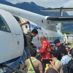 Gubernur Papua Lukas Enembe sesaat sebelum diterbangkan ke Jakarta bersama penyidik KPK, Selasa (10/1). (ANTARA/HO-Dokumen Pribadi)-1673341837