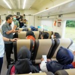 Gubernur Sulawesi Selatan Andi Sudirman (dua kiri) menyapa para penumpang pada ujicoba Kereta Api Makassar-Parepare.ANTARA/HO-Humas Pemprov Sulel-1673854193