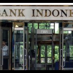 Ilustrasi - Sejumlah pegawai melintasi lobi gedung Bank Indonesia di Jakarta. (FOTO ANTARA/Puspa Perwitasari/ss/pd/aa.)-1673238451