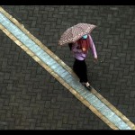 Ilustrasi - Seorang warga berjalan menggunakan payung saat hujan turun di Kota Makassar, Sulawesi Selatan. (ANTARA FOTO/ABRIAWAN ABHE).-1673153463