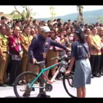 Jokowi bagikan sepeda saat resmikan Bendungan Kuwil Kawangkoan-1674100541