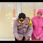 Kapolres OKU menandatangani prasasti peresmian enam bangunan fasilitas pelayanan masyarakat, Kamis. (ANTARA/Edo Purmana/23)-1672901893