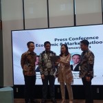 Kepala Ekonom atau Chief Economist Mandiri Sekuritas Leo Putera Rinaldy (kedua dari kiri) dalam konferensi pers di Jakarta, Selasa (10/1/2023). ANTARA/Sanya Dinda.-1673332321