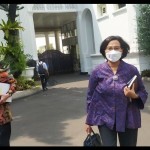 Menteri Keuangan Sri Mulyani Indrawati (kanan) di kawasan Istana Kepresidenan, Jakarta, Kamis (12/1/2023). (ANTARA/Indra Arief Pribadi)-1673513491