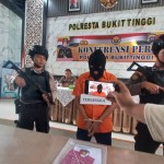 Pelaku kasus penipuan hewan kurban di Bukittinggi inisial AD saat konferensi pers di Mapolresta Bukittinggi, Sumatera Barat.  ANTARA/Al Fatah-1672904255