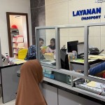 Petugas melayani permohonan paspor di kantor imigrasi. (ANTARA/HO-Kanwil Kemenkumham Kalteng)-1674377231