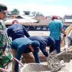 Prajurit Kodim 1715 Yahukimo, Rabu (4/1/2023) membantu pembangunan fasilitas umum di Masjid At-Taqwa Dekai. ANTARA/HO-Penrem 172/PWY-1672885388