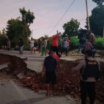 Ruas jalan di Kabupaten TTS NTT patah diduga dampak gempa Maluku-1673323578