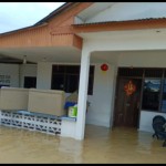 Salah rumah warga terendam air akibat banjir rob di Desa Air Duren Pemali Bangka (ANTARA/Kasmono)-1674448908