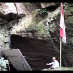 Salah seorang juru kunci Gua Matu yang sedang melakukan ritual kepercayaan setempat. (ANTARA/Riadi Gunawan)-1674443564