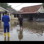 Satpolair Bangka Barat pantau pasang air laut antisipasi banjir-1674447456