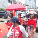 Sejumlah warga melintas di kawasan Petak Sembilan Jakarta Barat, pada Minggu (22/1/2023). (Adimas Raditya)-1674370079