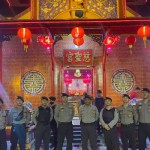 Tim Polresta Banjarmasin saat berpatroli dengan menyambangi Klenteng Soetji Noerani di malam Imlek, Sabtu (21/1/2023) malam. (ANTARA/Firman)-1674369158
