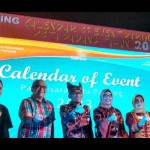 Wali Kota Padang Hendri Septa (tengah) saat peluncuran kalender event Padang 2023 di Padang, Selasa (10/1) malam. ANTARA/FathulAbdi-1673408708