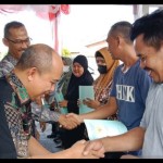 Wali Kota Pangkalpinang Maulan Aklil (kiri) menyerahkan sertifikat tanah pogram PTSL kepada warga Kecamatan Bukitintan. (ANTARA/HO-Humas Pemkot Pangkalpinang)-1673590722