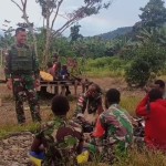 Danramil Oksibil ajak warga kampung Dipol bantu cari polisi hanyut-1675570953
