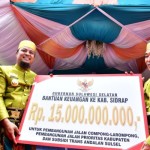 Gubernur Sulsel serahkan bantuan keuangan Rp15 miliar untuk Sidrap-1676855206