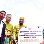 Gubernur Sulsel serahkan Rp500 juta hibah untuk Masjid Agung Sidrap-1676787494