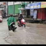 Ilustrasi: Banjir di Jalan Damanhuri akibat hujan ringan di kawasan itu pada Kamis (16/1) (ANTARA / M Ghofar)-1675654087