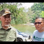 Kepala Dinas Kehutanan Sumbar Yozarwardi mendampingi Gubernur Mahyeldi. (ANTARA/Miko Elfisha)-1676605372