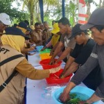 Petani di Kubu Raya tengah praktik pembuatan biosaka. ANTARA/Dedi.-1676791944