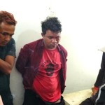 Polisi mengamankan pelaku pencurian kotak amal yang sempat dihajar oleh massa.-1675666797
