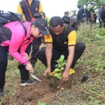 Polres Jayapura menanam 500 pohon di cagar alam Cycloop-1676443749