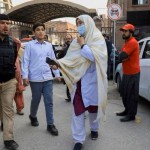 Warga Pakistan cari kerabat di RS usai ledakan bom di masjid Peshawar-1675226477