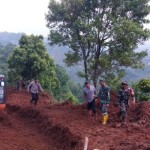 Alat berat saat membuka jalan pasca terjadi tanah longsor di Kabupatn Lampung Barat. (ANTARA/HO)-1678761279