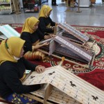 Ilustrasi- Perajin Tapis Lampung tengah mempraktekan cara men-tapis. ANTARA/Ruth Intan Sozometa Kanafi.-1678690116
